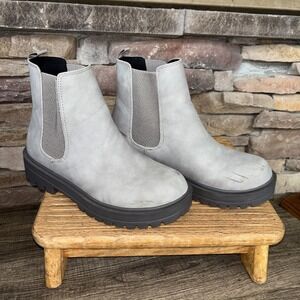 Soda Pilot Grey Nubuck Pull On Rounded Toe Chunky Platform Block Heel 7.5 Boots